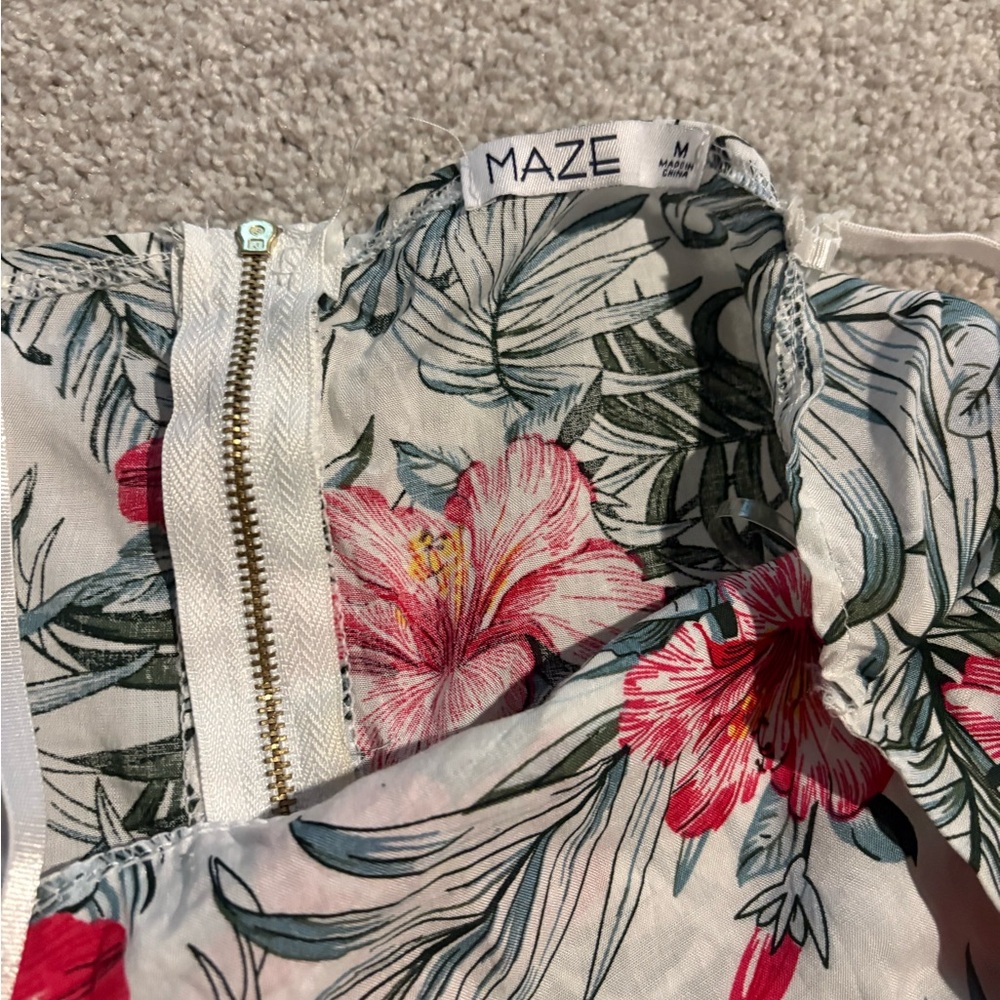 Floral Print romper with Lace Detail - Picture 4 of 6